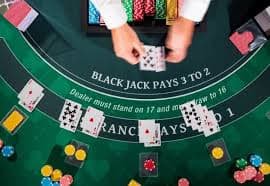 Permainan roulette live dengan roda berputar dan streamer langsung